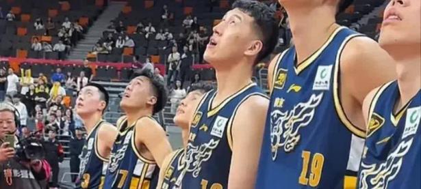 爱游戏体育直播-上海男篮在客场大胜广东宏远队(上海男篮在客场大胜广东宏远队赢了吗)