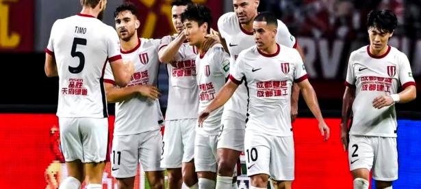 爱游戏官网-中场核心发挥稳定，球队多线作战取得胜利