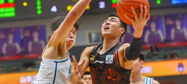 爱游戏体育下载-比赛中出现激烈抢断，双方势均力敌的简单介绍