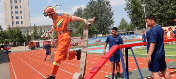 爱游戏体育平台-包含队员们在训练场上拼尽全力，努力冲刺取得胜利的词条