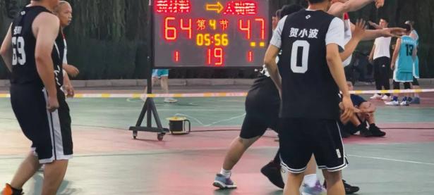 爱游戏网页版-活力四射！比赛中球员们的活力和热情感染全场