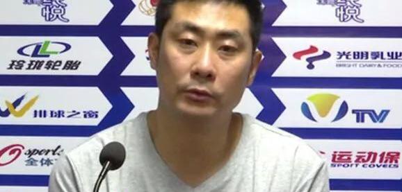 爱游戏体育链接-教练心臂骨断裂，球队状态受影响