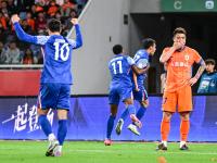 爱游戏app-上港主场艰难击败鲁能，坚守主场保持积分稳定