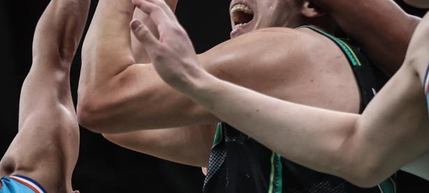 爱游戏体育直播-体育场上的风暴：球员们在场上展现出色表现的简单介绍