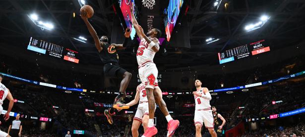 爱游戏亚洲官网-欧洲高水平篮球比赛激烈开打，球迷热情响应(欧洲高水平篮球比赛激烈开打,球迷热情响应了)