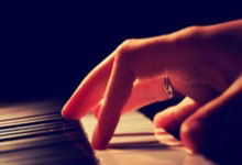 巴塞罗那，泪洒绿茵场：欧冠梦想碎裂，荣耀之巅何处寻？