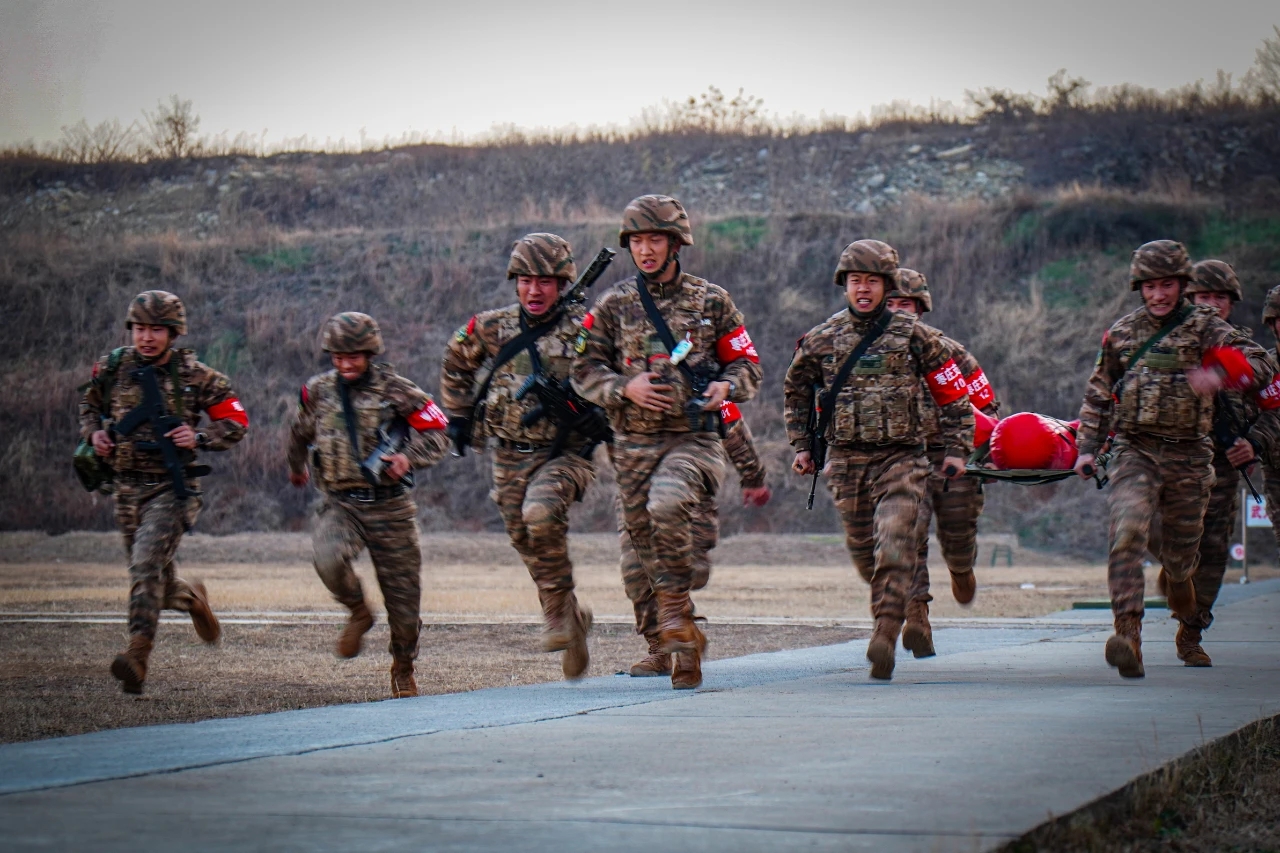 包含队员们在训练场上拼尽全力,努力冲刺取得胜利的词条 包含队员们在训练场上拼尽全力,努力冲刺取得胜利的词条