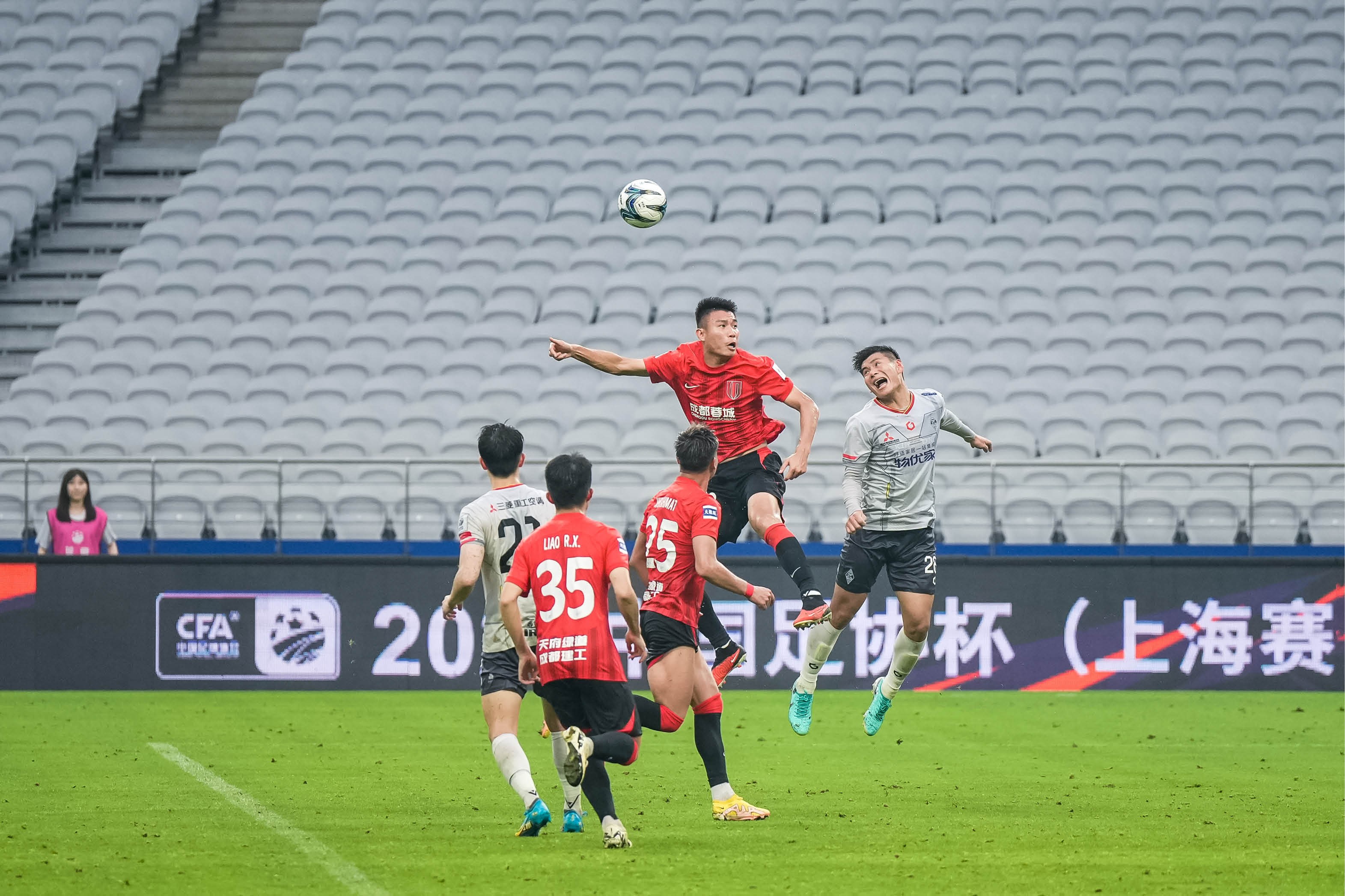 顶级职业足球联赛吸引众多球迷狂热支持的简单介绍 顶级职业足球联赛吸引众多球迷狂热支持的简单介绍