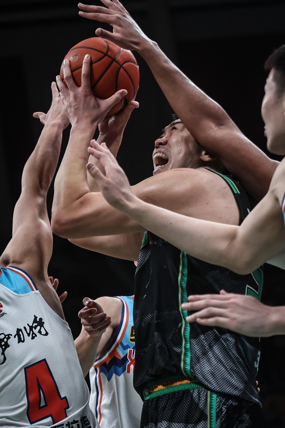 体育场上的风暴:球员们在场上展现出色表现的简单介绍 体育场上的风暴:球员们在场上展现出色表现的简单介绍