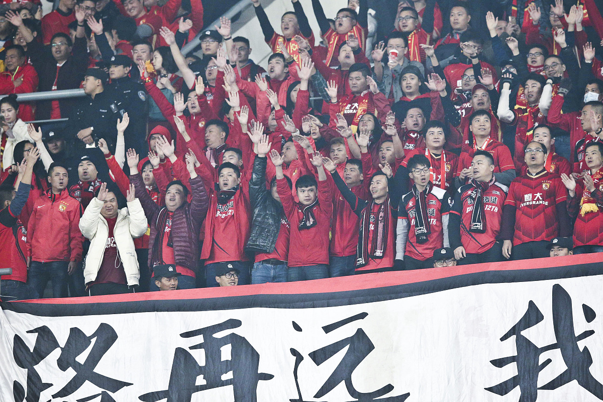 球迷们期待看到最激烈的对抗(球迷们期待看到最激烈的对抗赛英文) 球迷们期待看到最激烈的对抗(球迷们期待看到最激烈的对抗赛英文)