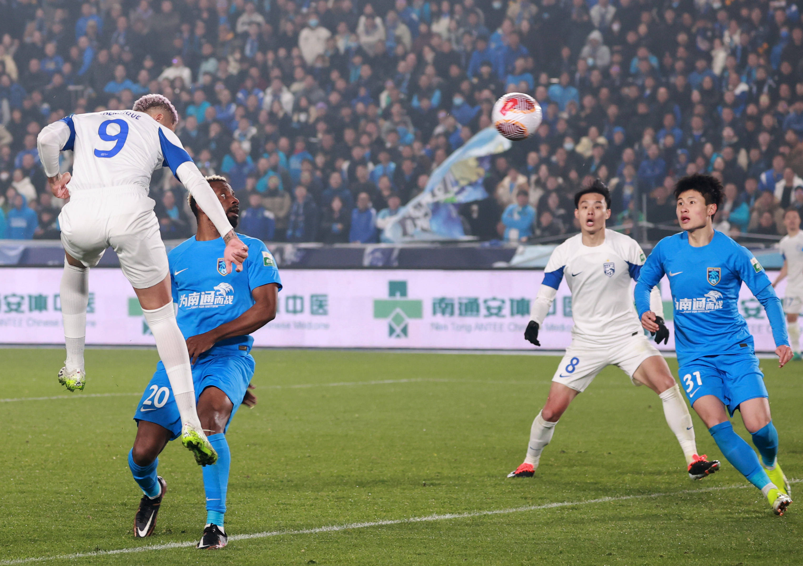 球员比赛状态火爆,为球队带来连胜 球员比赛状态火爆,为球队带来连胜