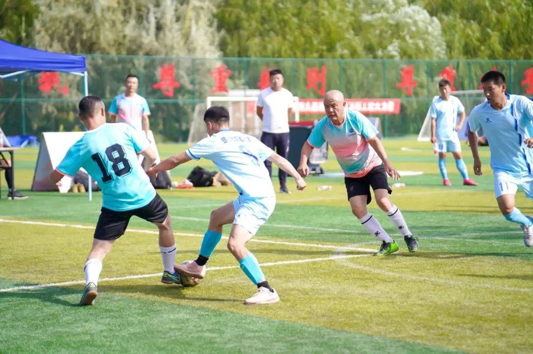 精彩纷呈的足球盛宴赢得观众喝彩 精彩纷呈的足球盛宴赢得观众喝彩