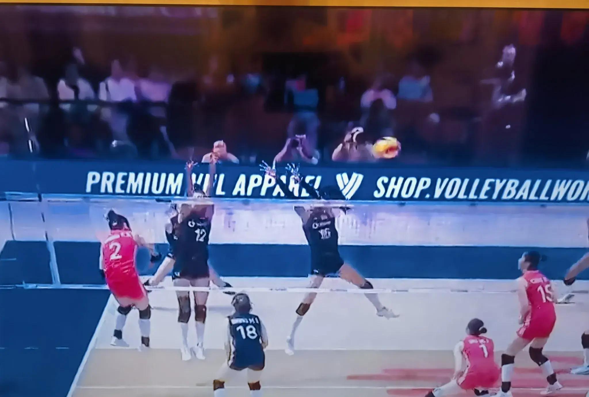 足球比赛中中国队进攻火力全开,主宰全场的简单介绍 足球比赛中中国队进攻火力全开,主宰全场的简单介绍