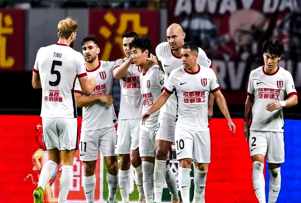 中场核心发挥稳定,球队多线作战取得胜利 中场核心发挥稳定,球队多线作战取得胜利