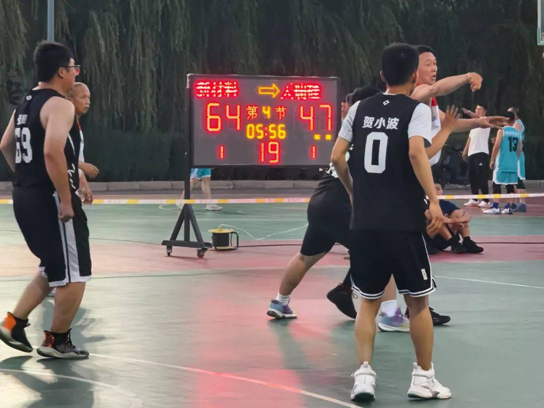 活力四射!比赛中球员们的活力和热情感染全场 活力四射!比赛中球员们的活力和热情感染全场