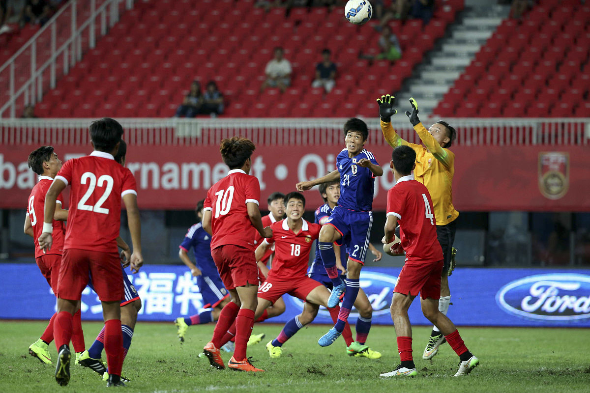 足球比赛精彩对决,球员拼尽全力争取胜利的简单介绍 足球比赛精彩对决,球员拼尽全力争取胜利的简单介绍