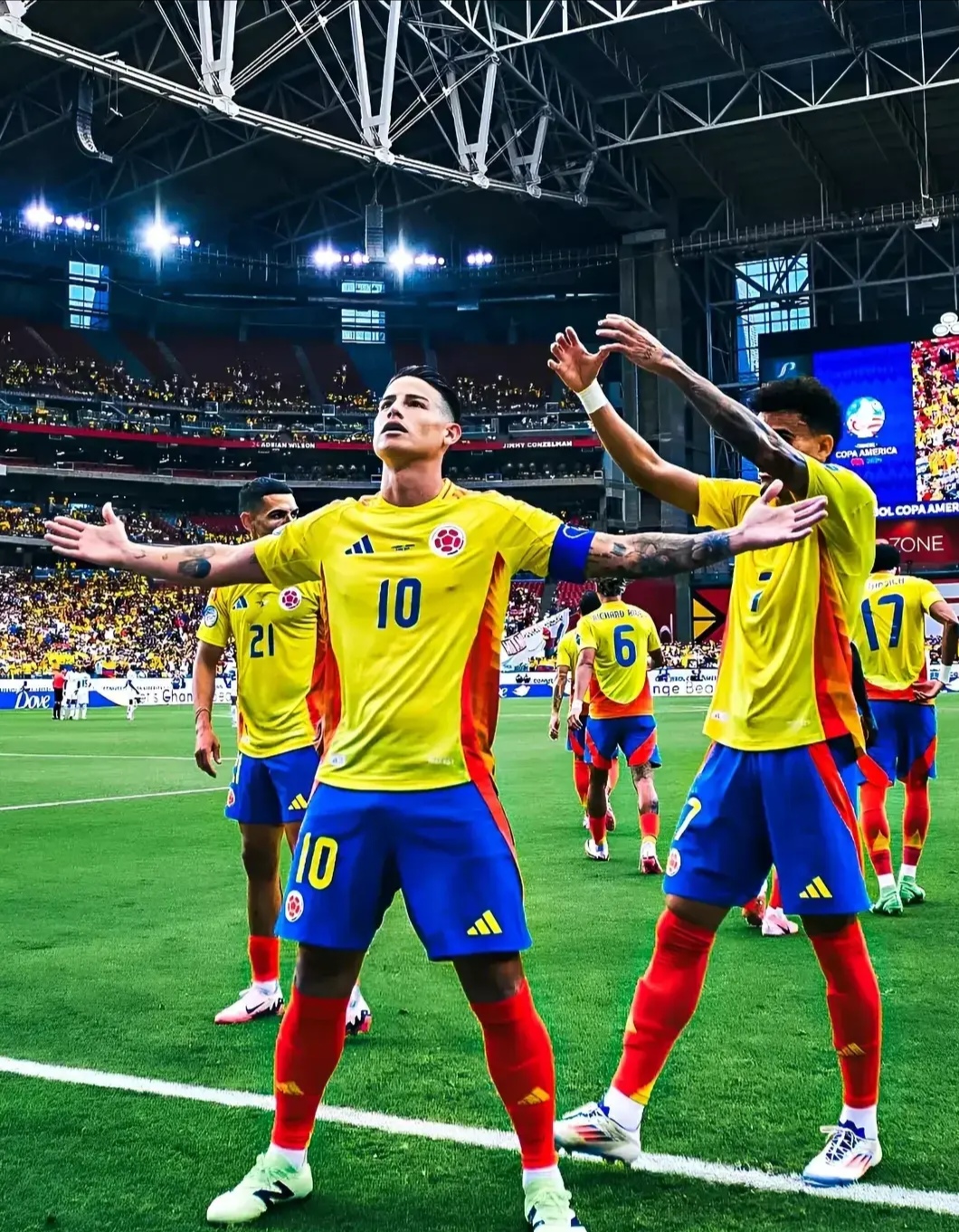 足球比赛精彩对决,球员拼尽全力争取胜利的简单介绍 足球比赛精彩对决,球员拼尽全力争取胜利的简单介绍