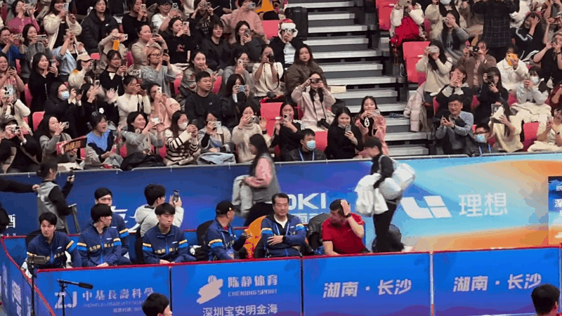 关于疯狂呐喊声震耳欲聋,现场气氛越来越炽热的信息 关于疯狂呐喊声震耳欲聋,现场气氛越来越炽热的信息