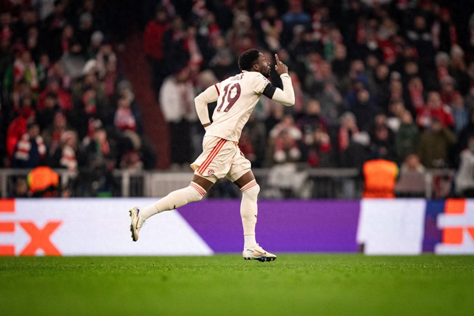 包含攻守兼备,拜仁逐鹿欧冠决赛之路的词条 包含攻守兼备,拜仁逐鹿欧冠决赛之路的词条