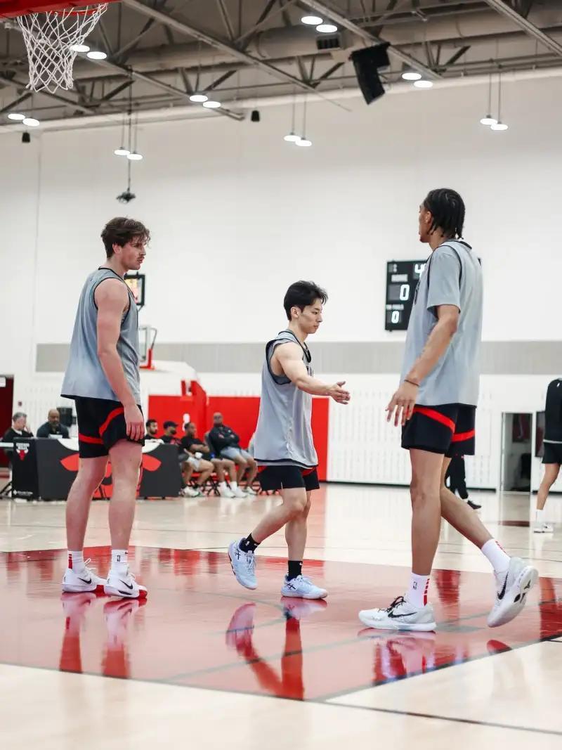 猛龙队球员集训积极备战,迎接新赛季挑战 猛龙队球员集训积极备战,迎接新赛季挑战