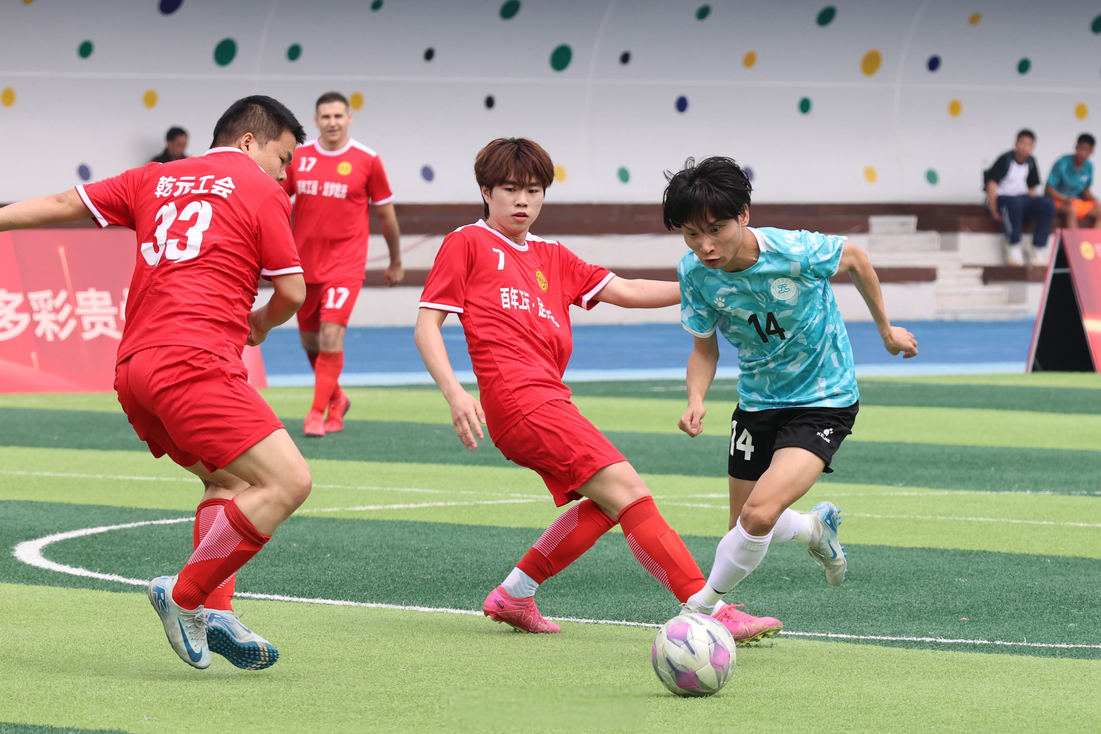 职业足球赛事愈发精彩,激情四射的简单介绍 职业足球赛事愈发精彩,激情四射的简单介绍