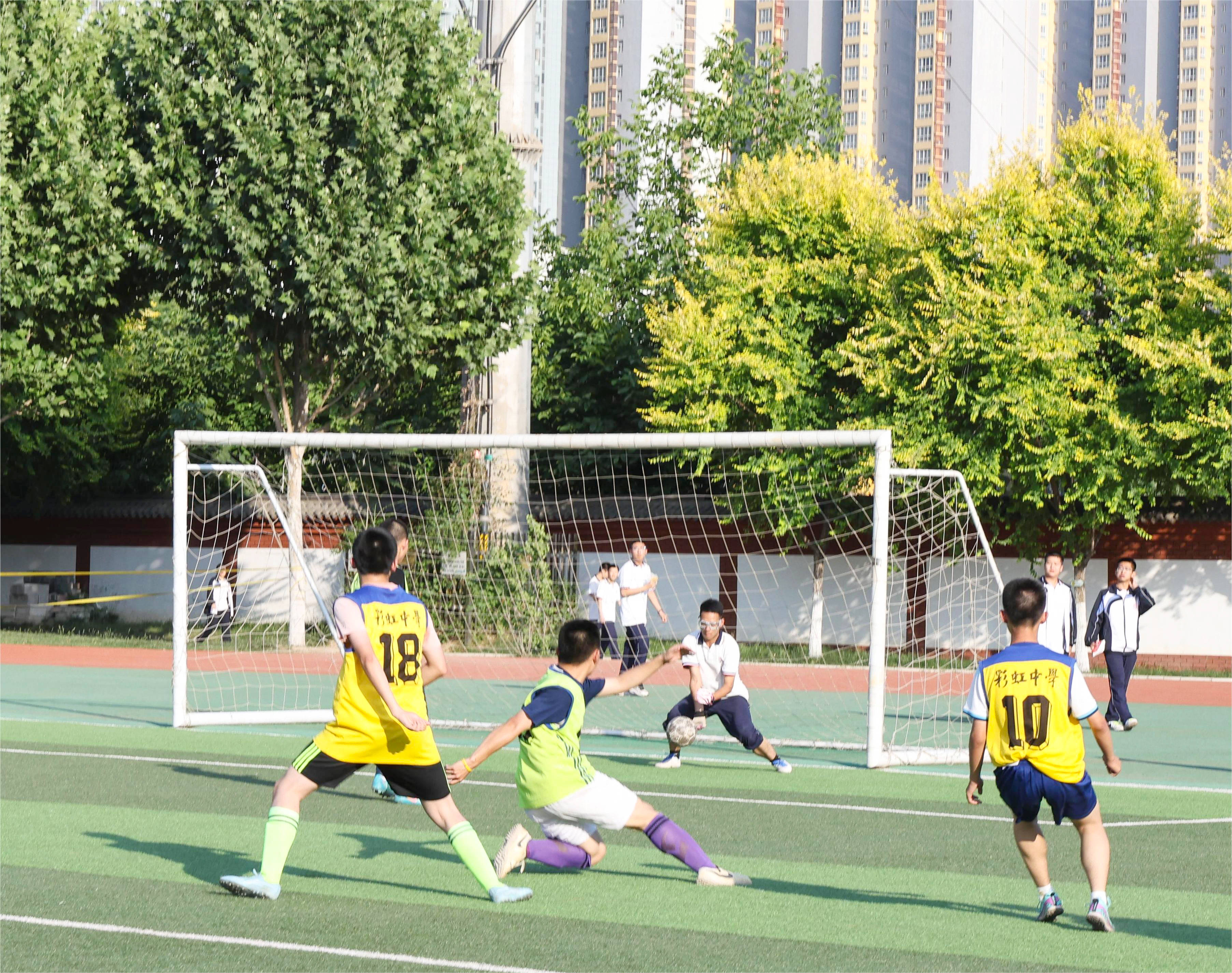 精彩纷呈的足球比赛吸引了众多观众 精彩纷呈的足球比赛吸引了众多观众