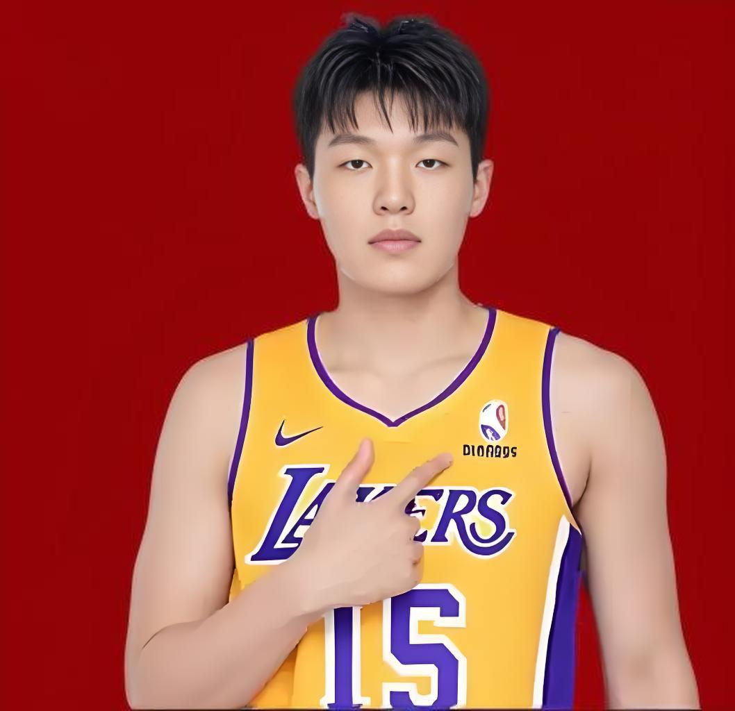 篮球联赛中一位年轻新秀迎来事业巅峰