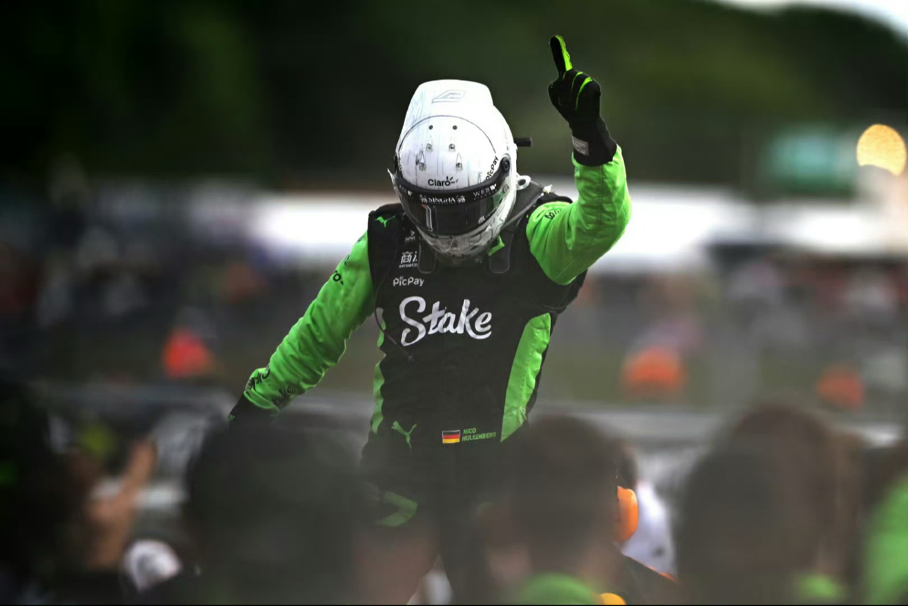 英国射击选手夺金登顶领奖台