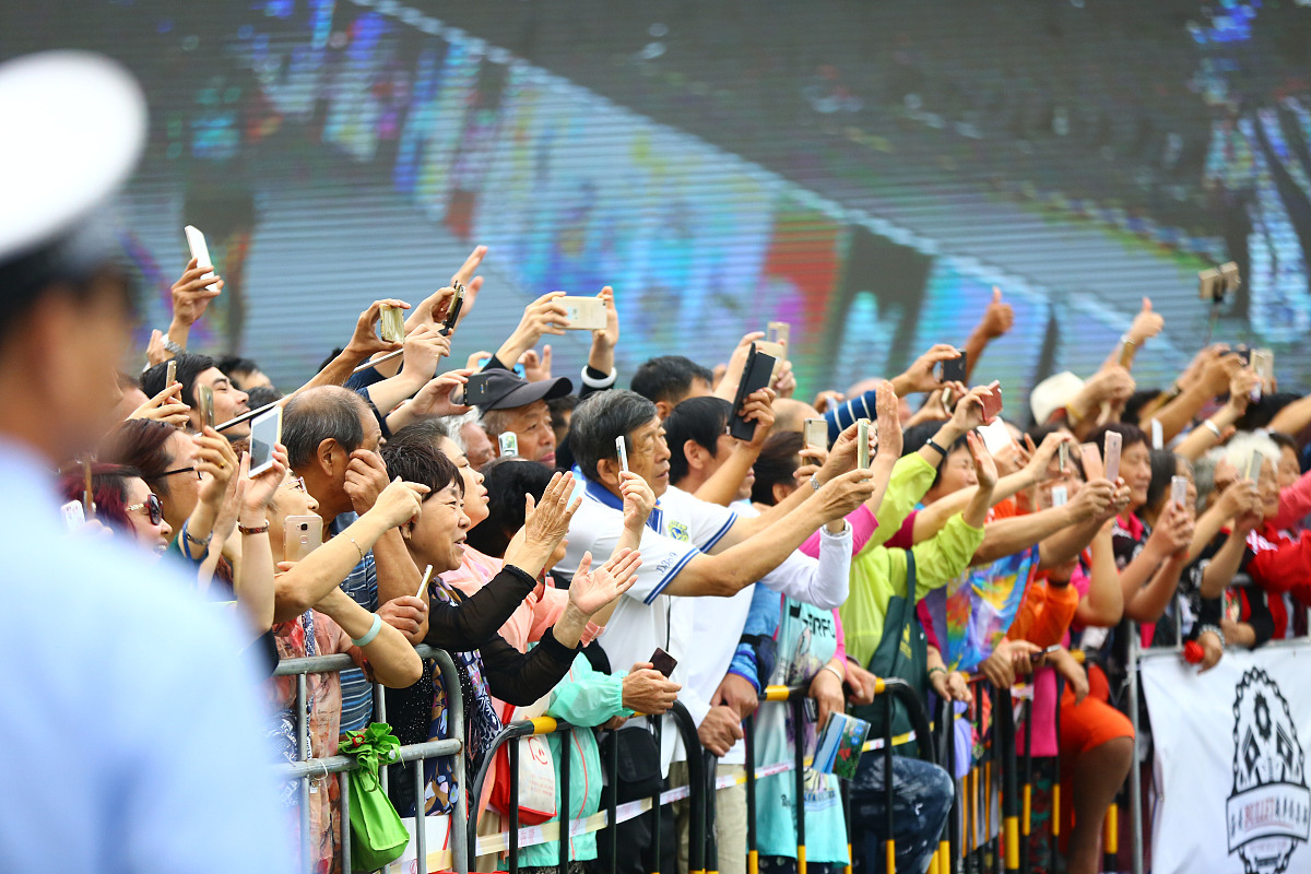 比赛现场观众热情高涨,现场气氛热烈 比赛现场观众热情高涨,现场气氛热烈