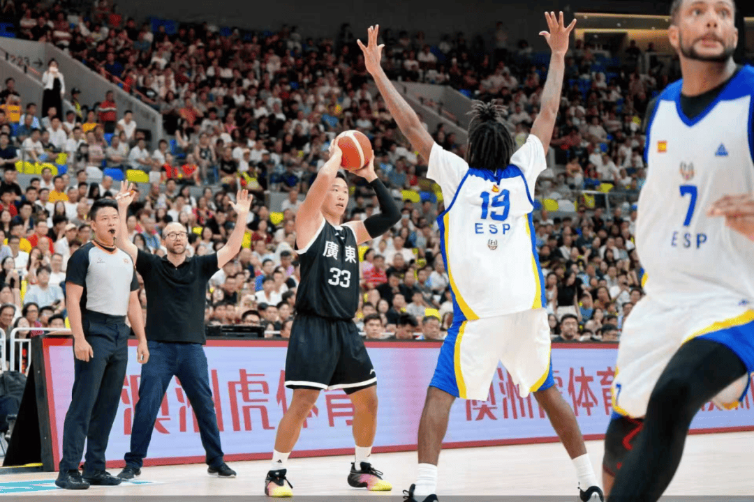 中心战役，广东与深圳男篮在主场交锋